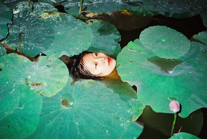 Chinese-photography-Ren-Hang-20-Lola-Who-Fashion-Photography-blog.jpeg